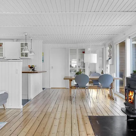 3 Bedroom Beautiful In Hébergement de vacances *