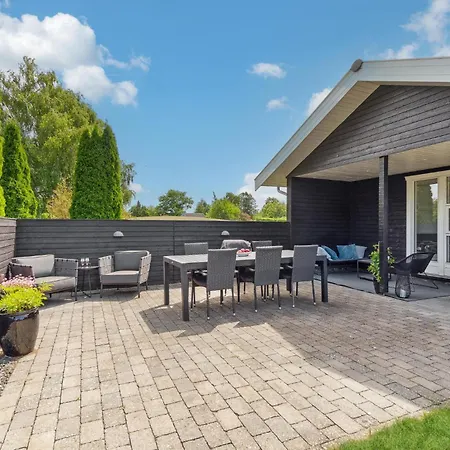 3 Bedroom Beautiful In Ferienhaus