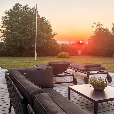 3 Bedroom Beautiful In Hébergement de vacances *